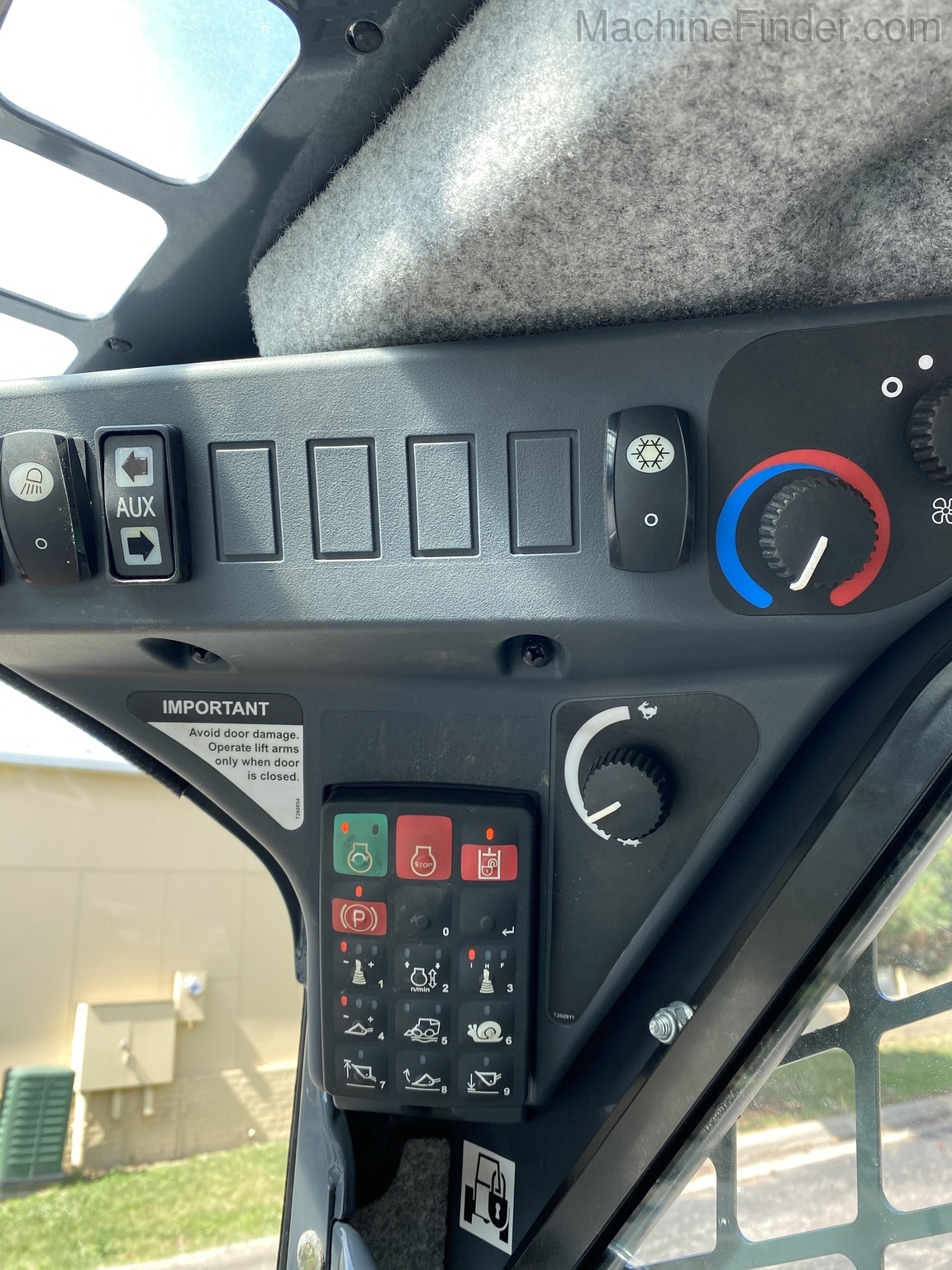 2017 John Deere 324E Image 3