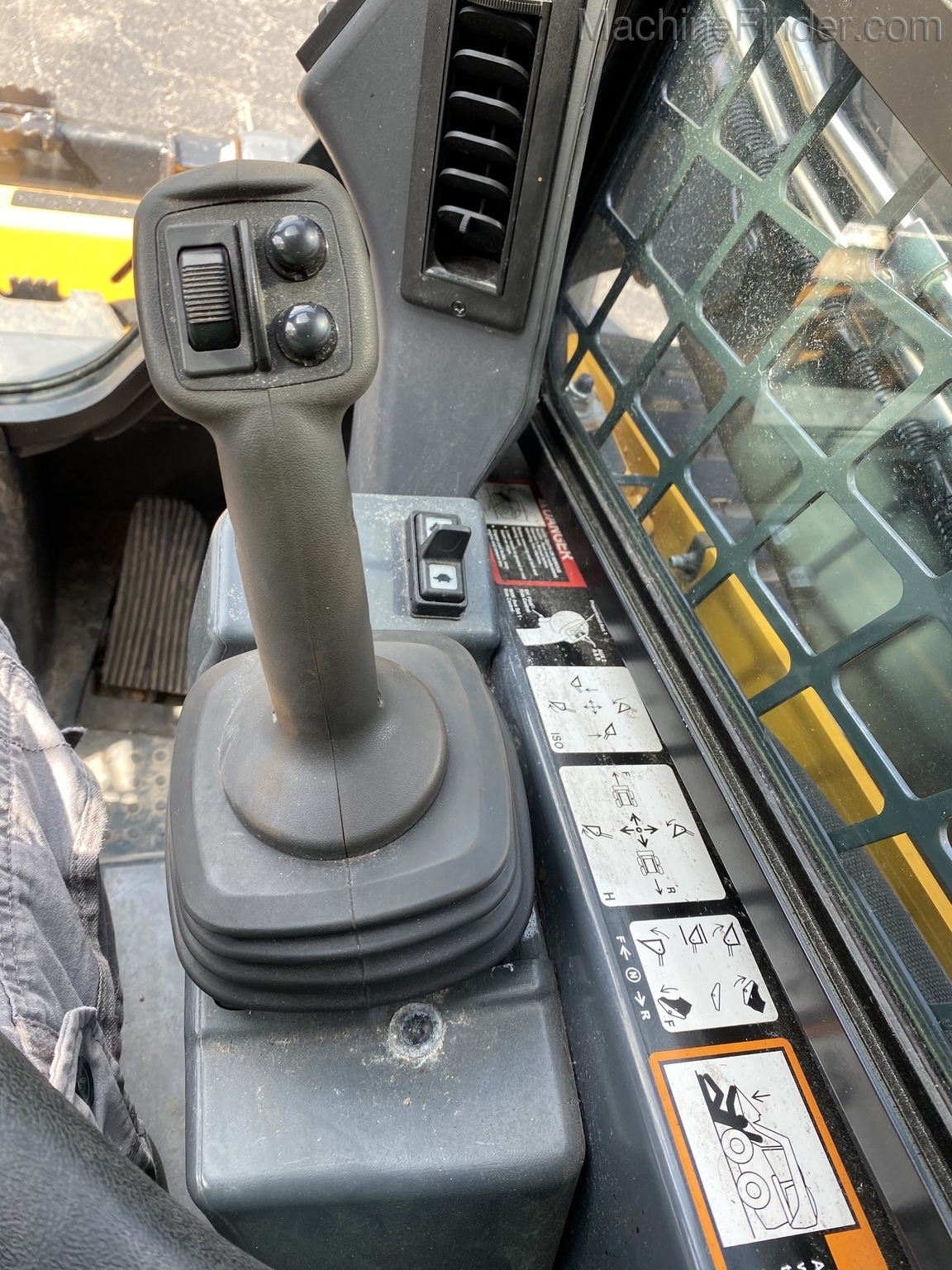 2017 John Deere 324E Image 5