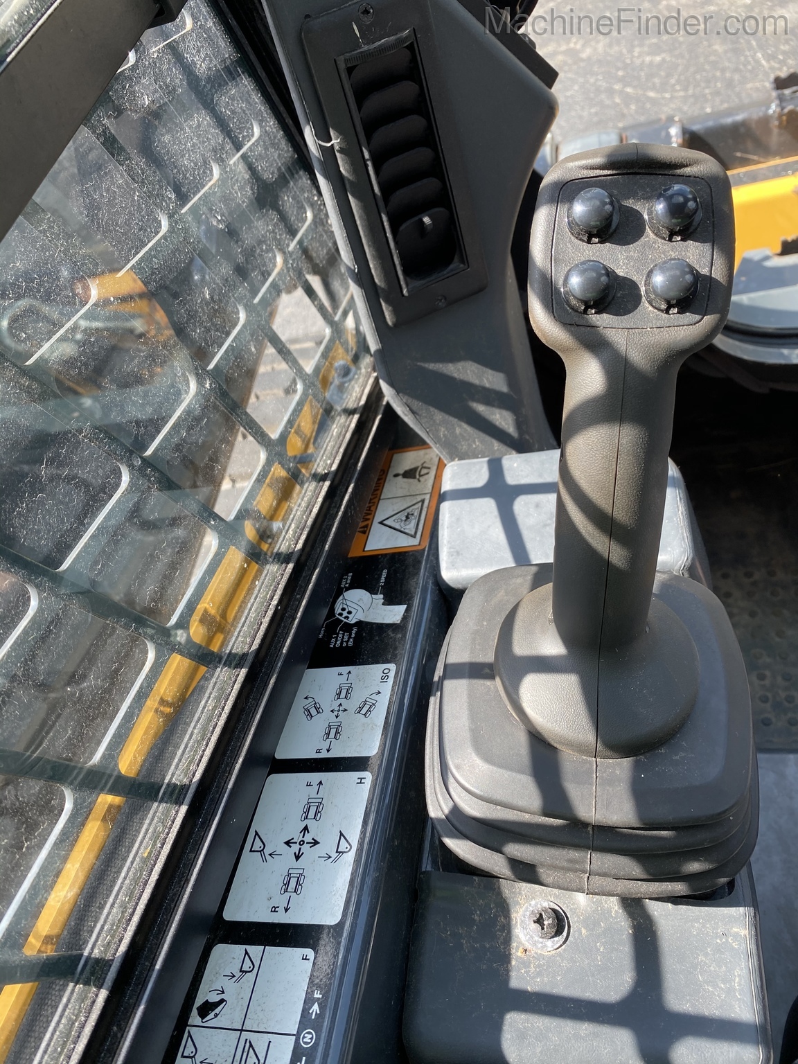 2017 John Deere 324E Image 6