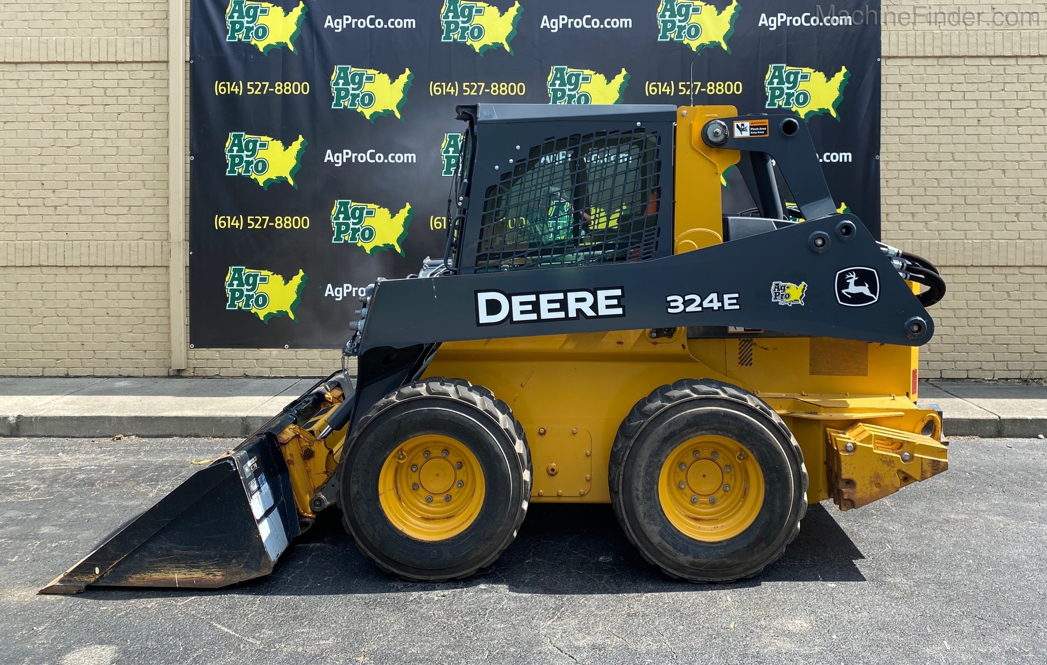 2017 John Deere 324E Image 1