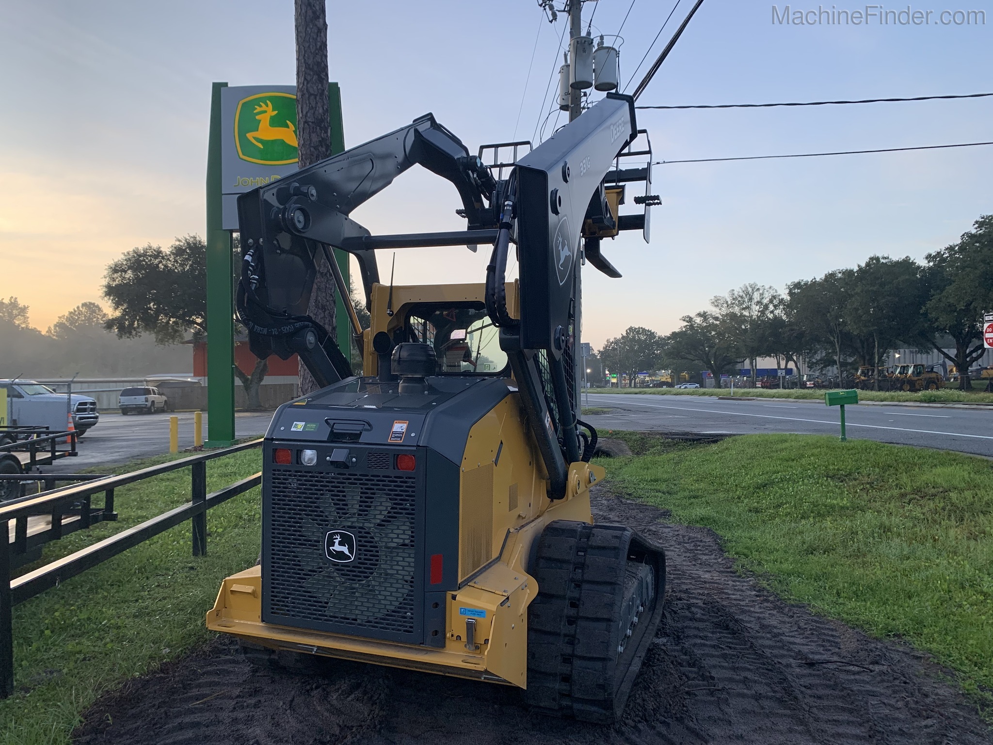 2020 John Deere 331G Image 8