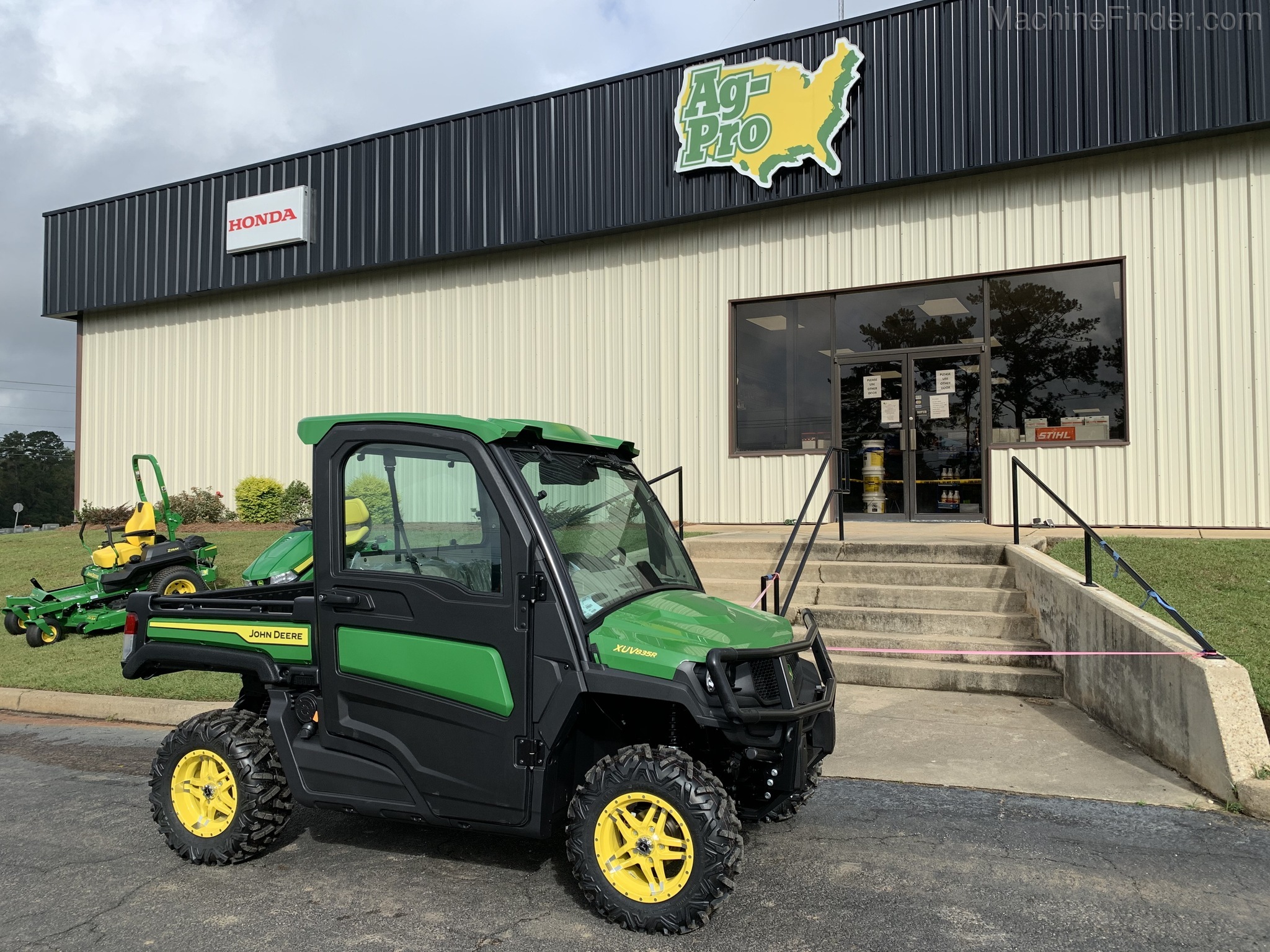 2021 John Deere XUV835R Image 1