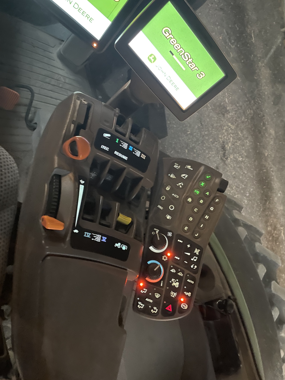 2014 John Deere 8335R Image 6