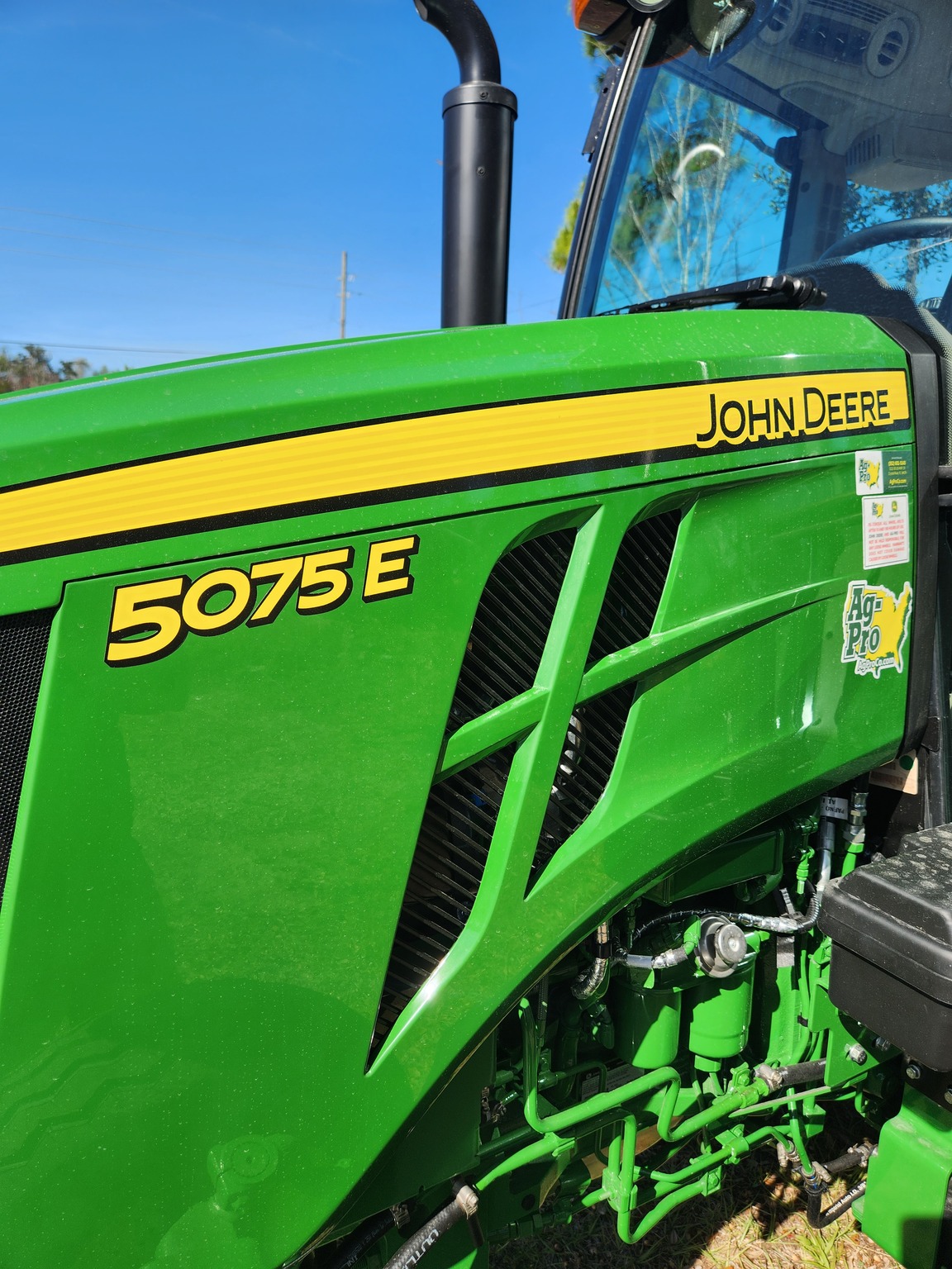2023 John Deere 5075E Image 3