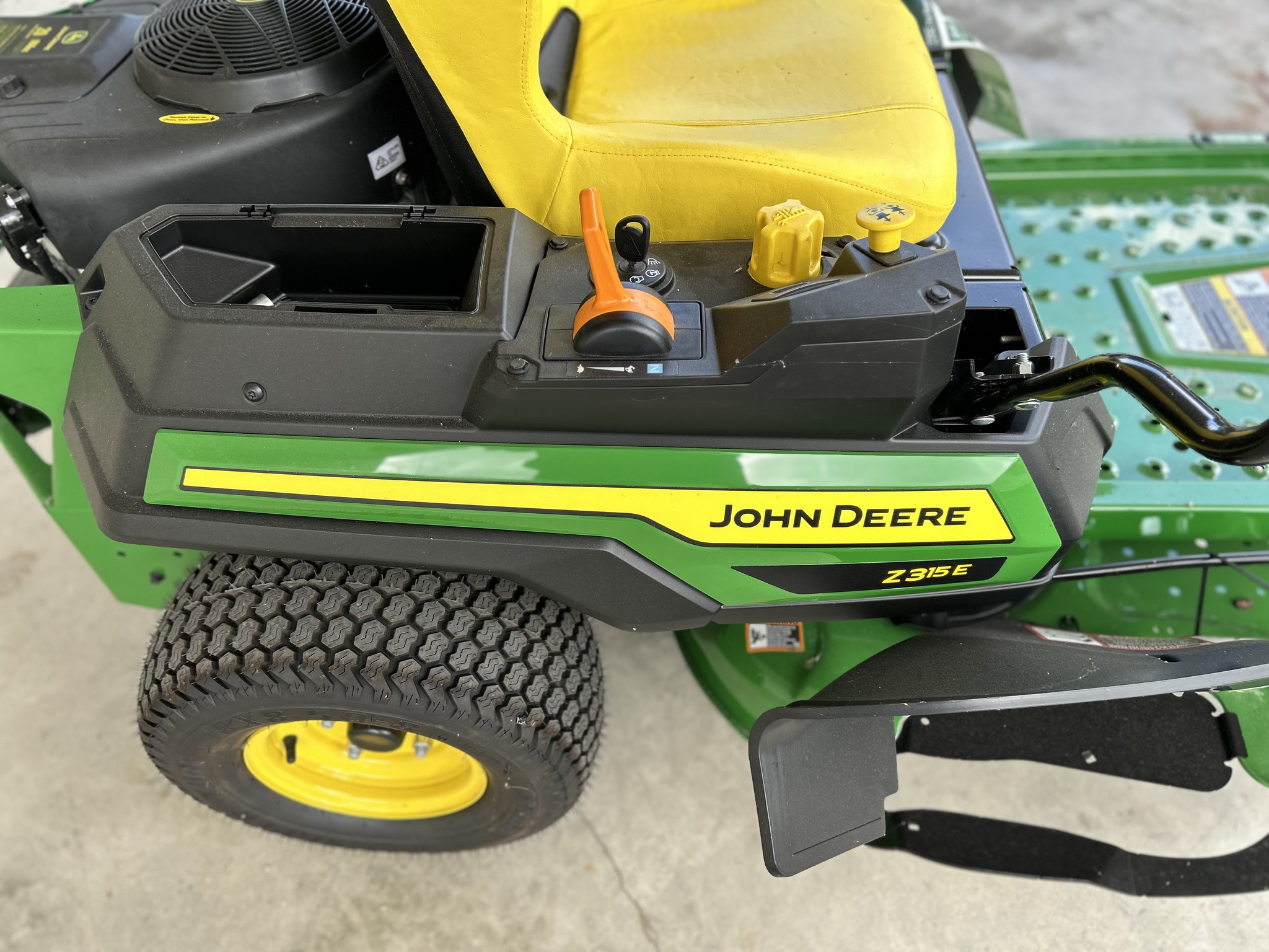 2025 John Deere Z330R Image 5