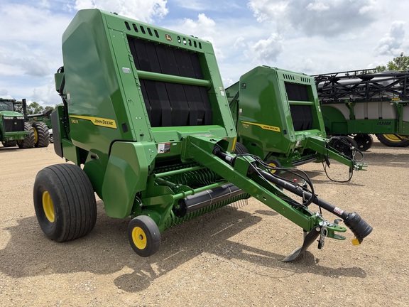  John Deere 561R