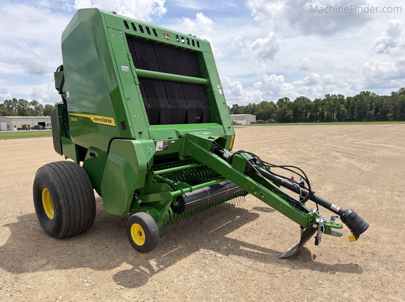  John Deere 561R