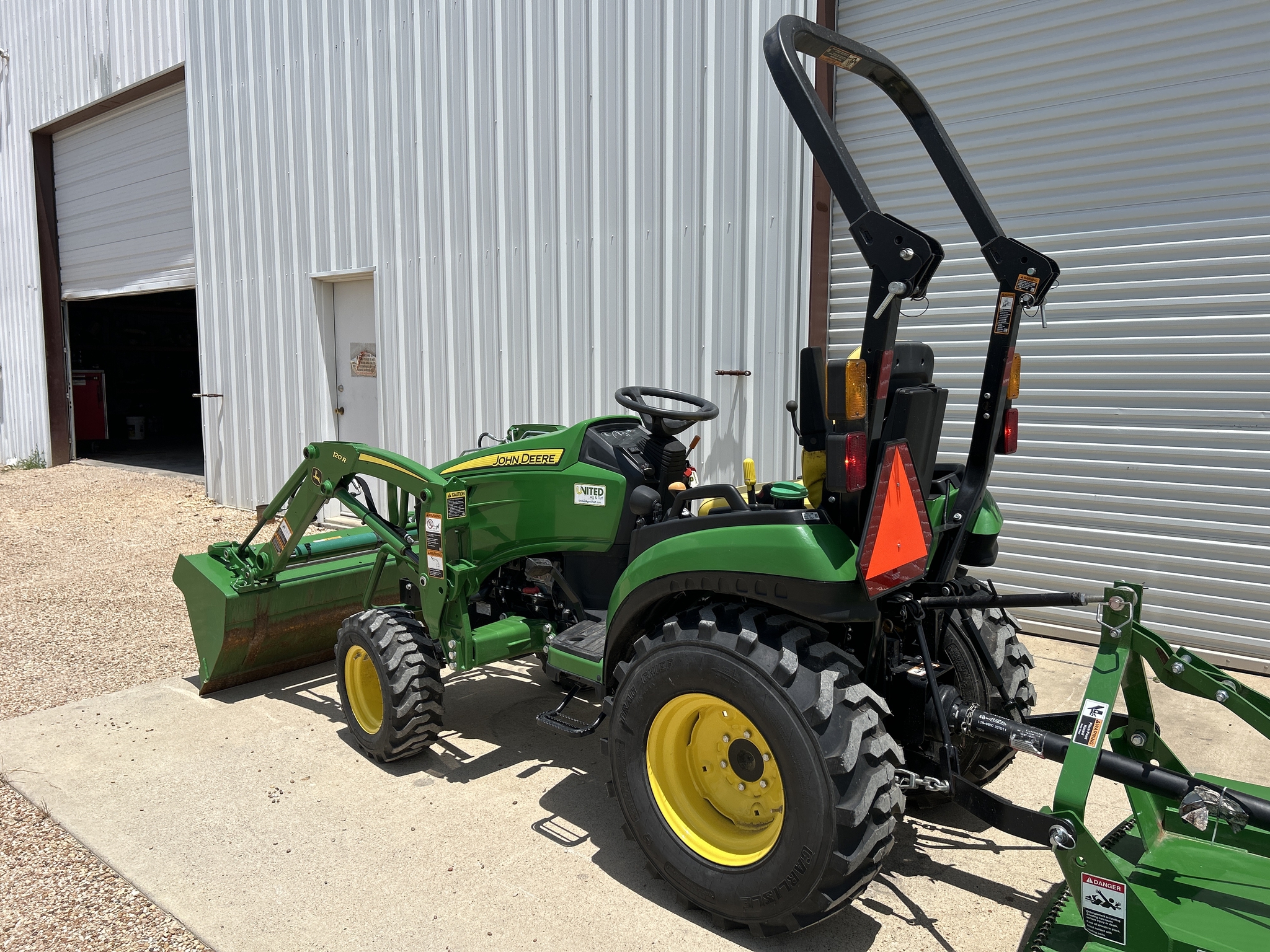 2021 John Deere 2025R Image 12