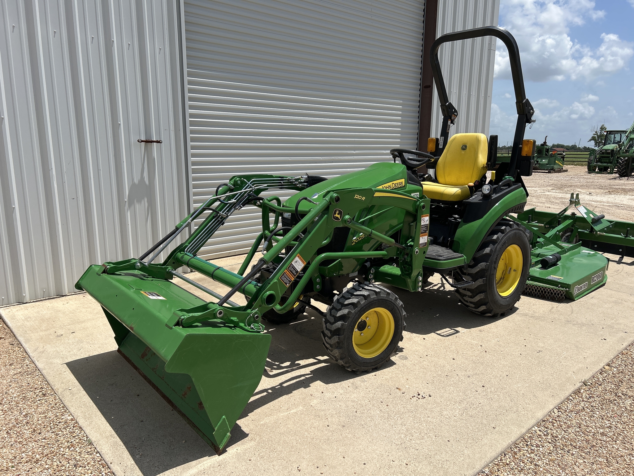 2021 John Deere 2025R Image 4