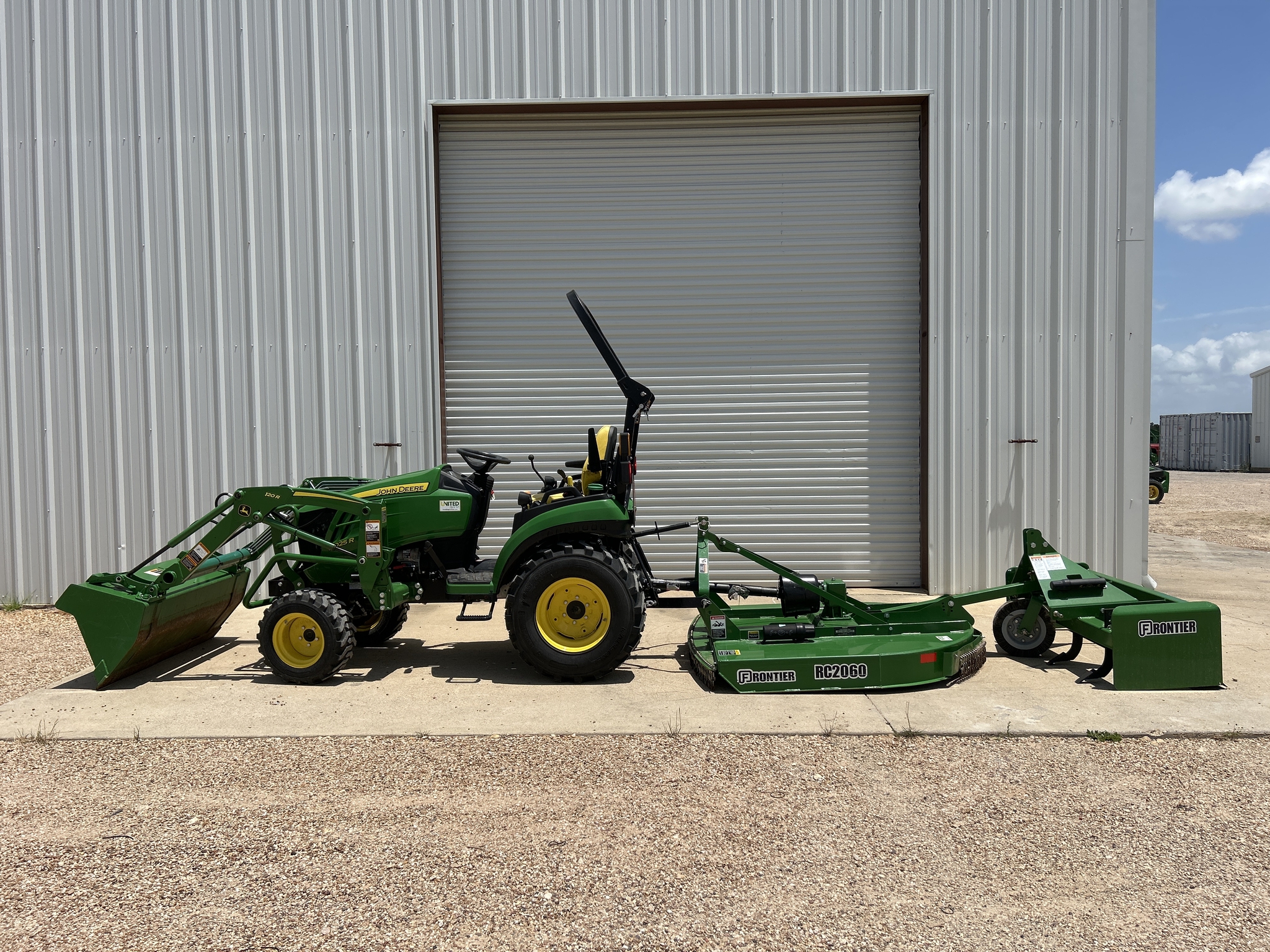2021 John Deere 2025R Image 1