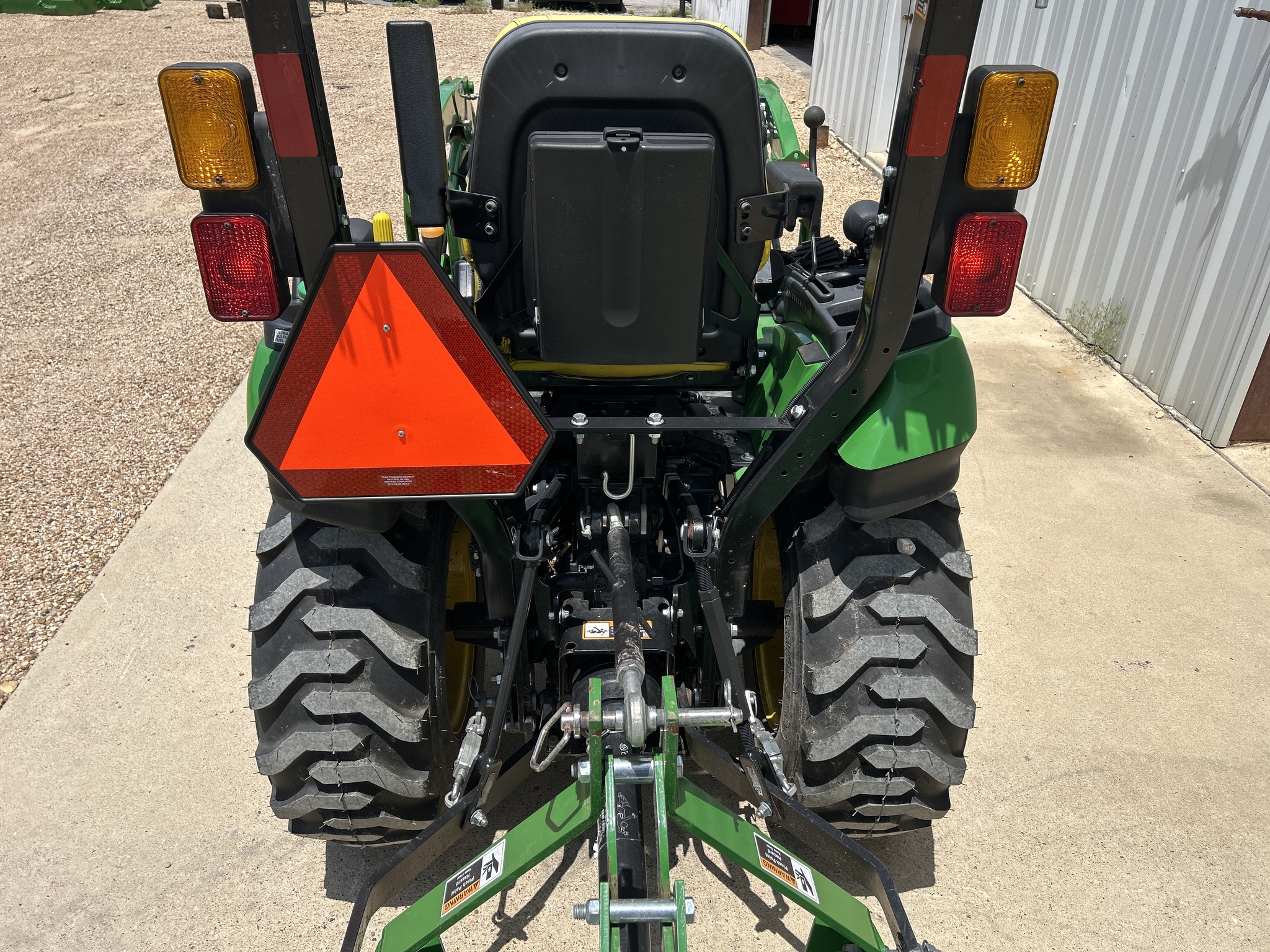 2021 John Deere 2025R Image 11