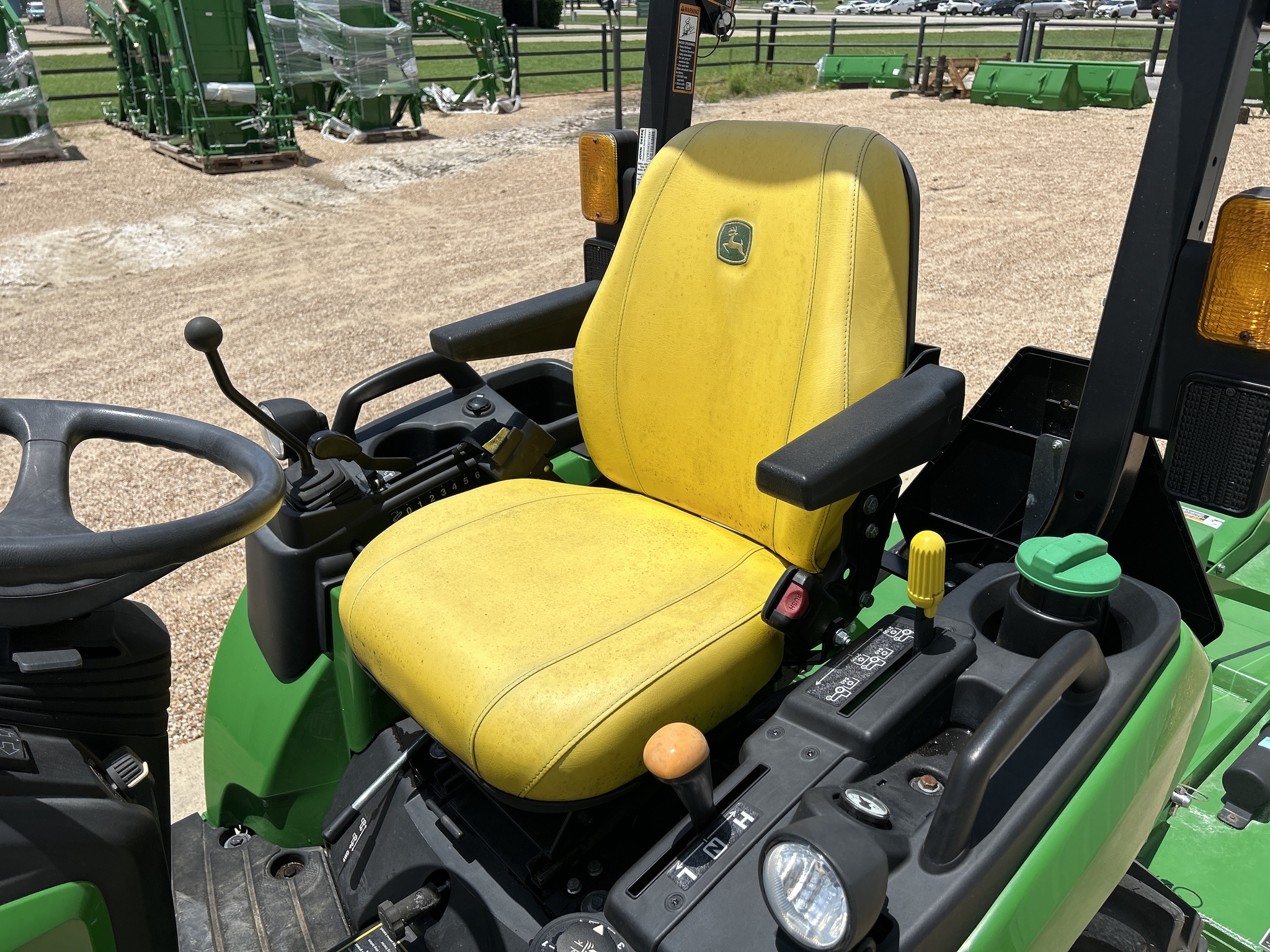 2021 John Deere 2025R Image 15