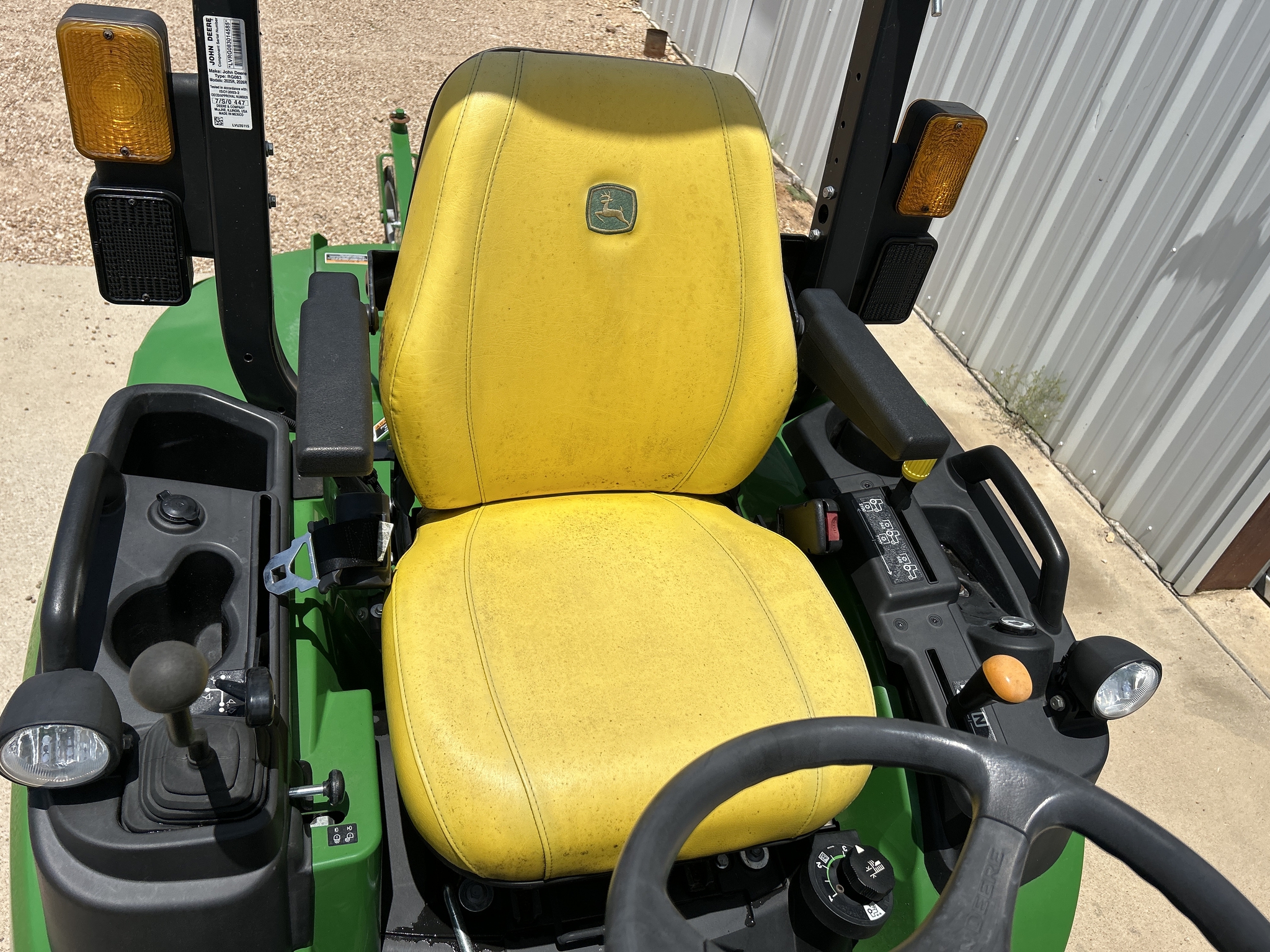 2021 John Deere 2025R Image 14