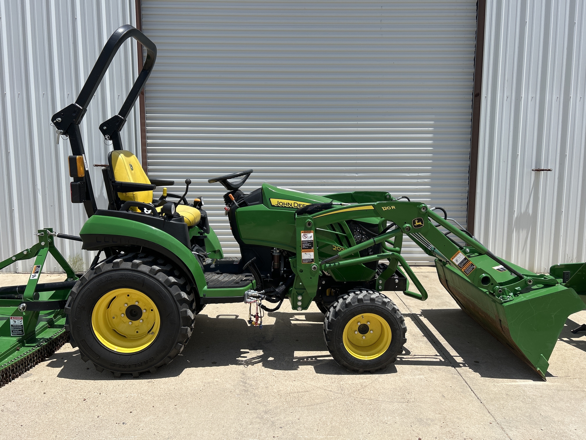 2021 John Deere 2025R Image 8