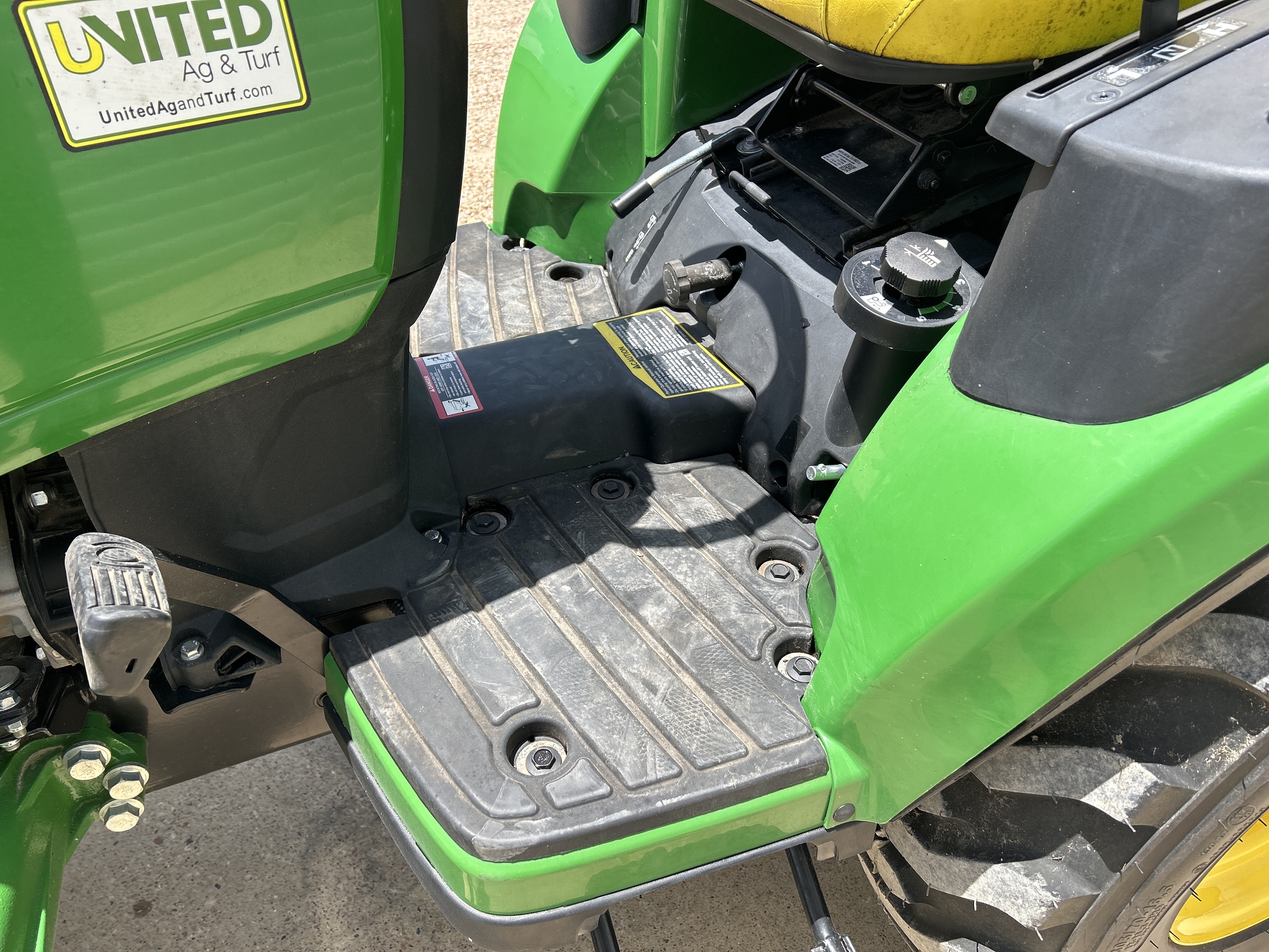 2021 John Deere 2025R Image 16