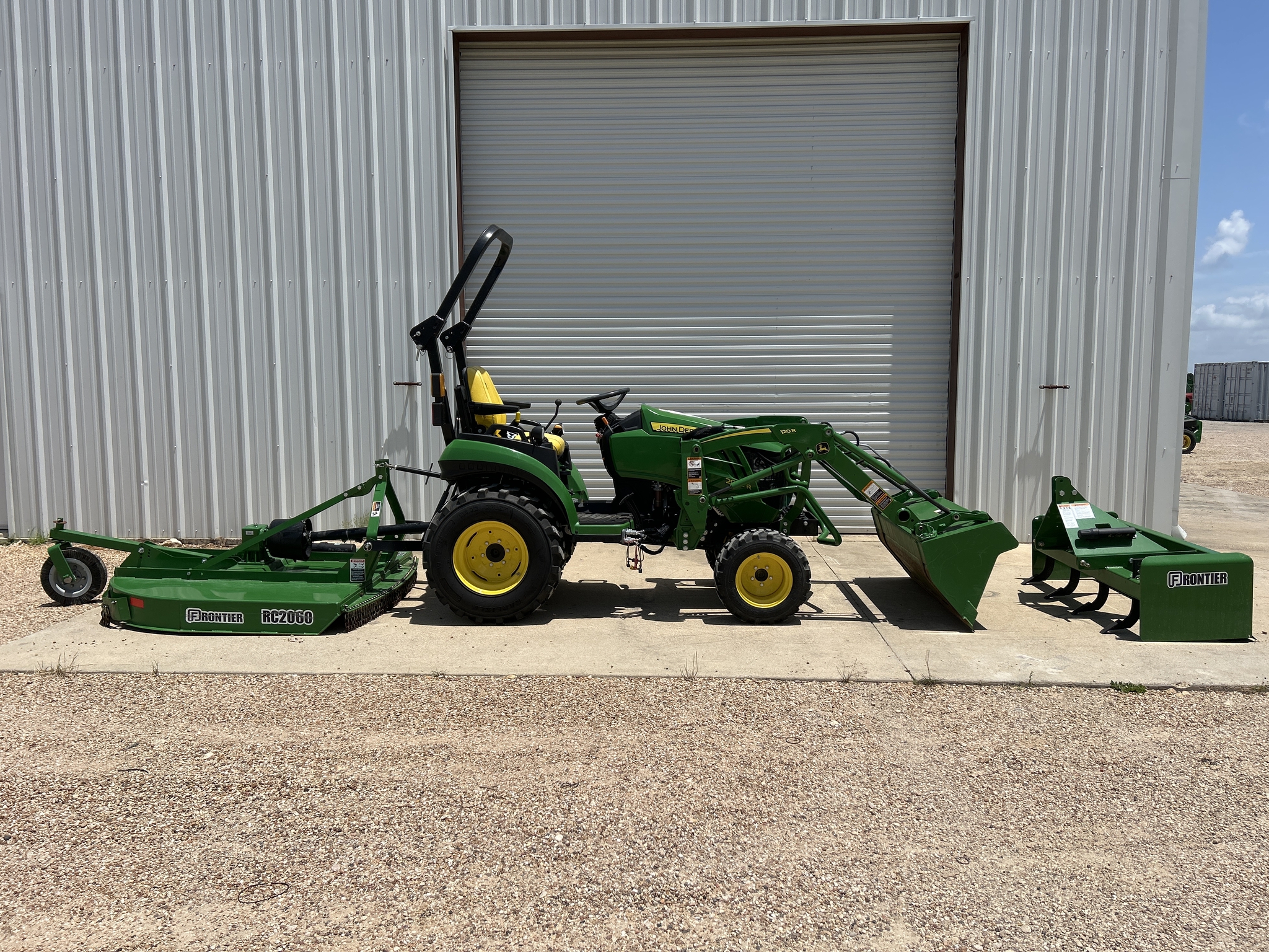 2021 John Deere 2025R Image 9