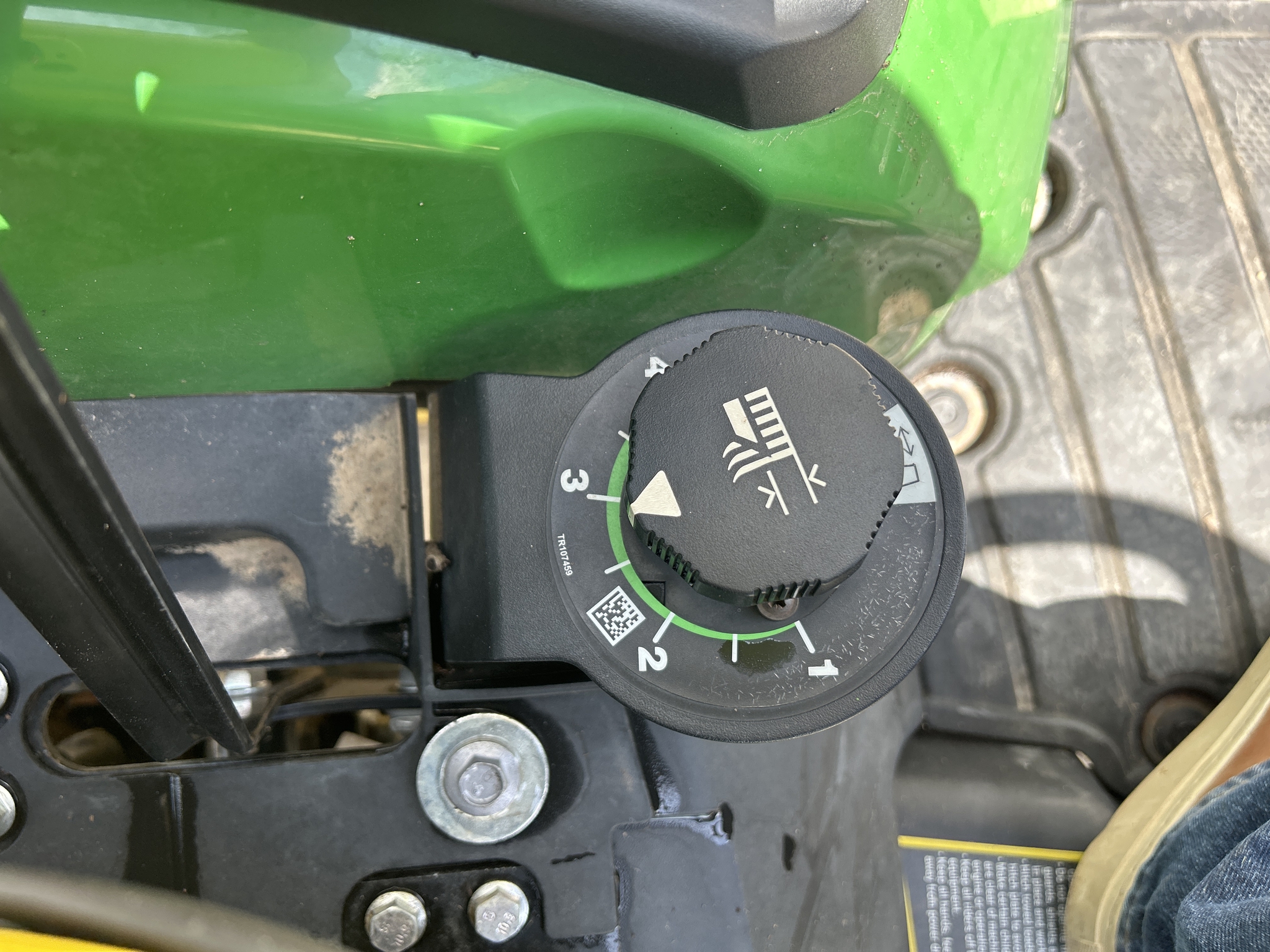 2021 John Deere 2025R Image 17