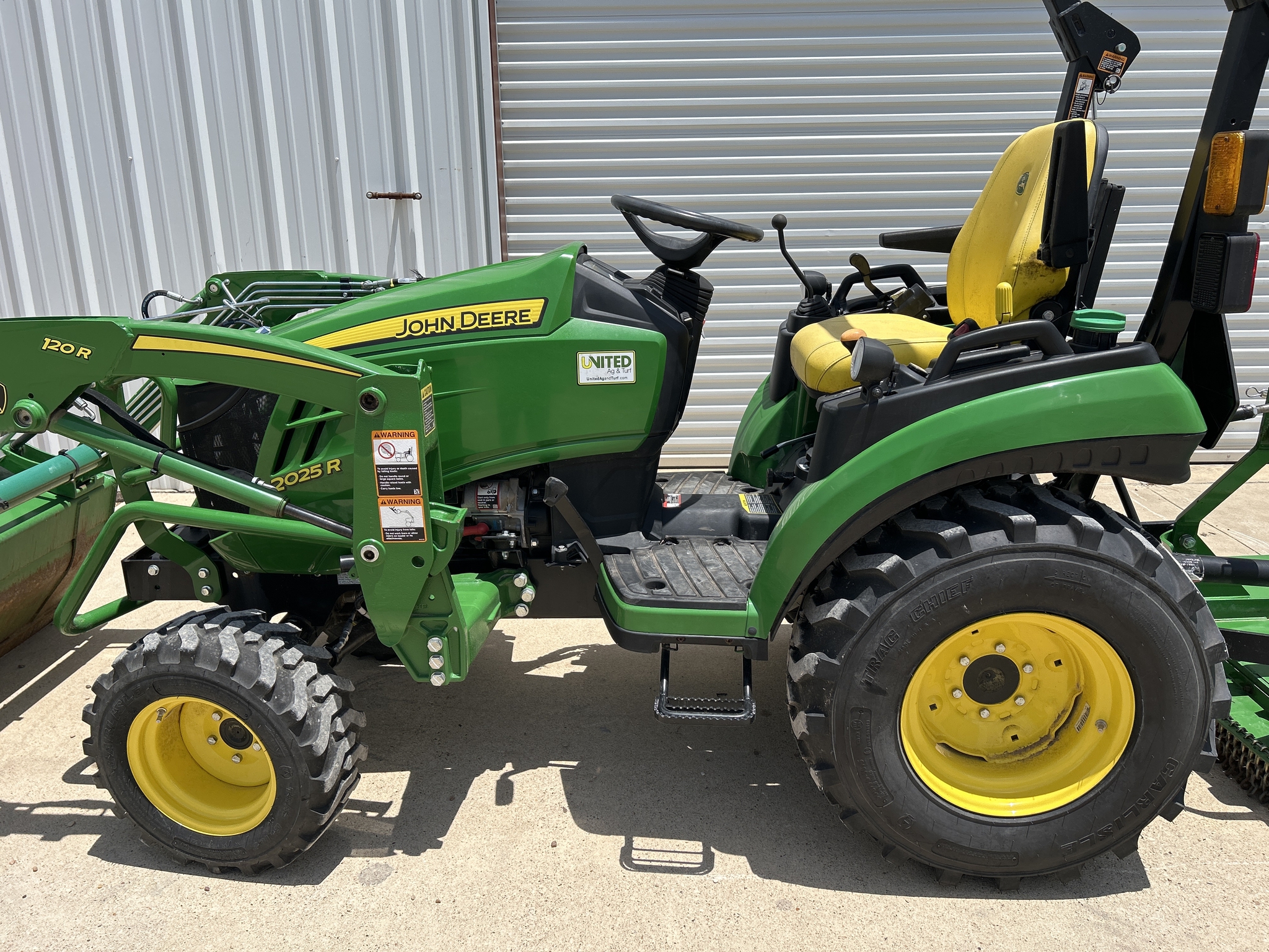 2021 John Deere 2025R Image 3
