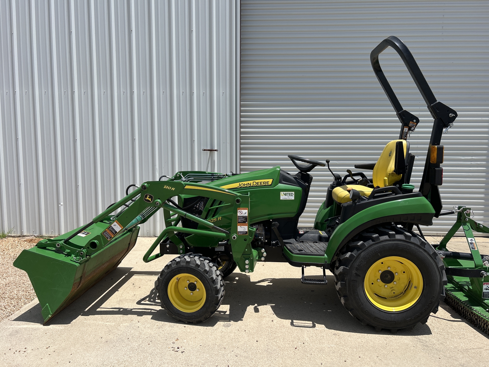 2021 John Deere 2025R Image 2