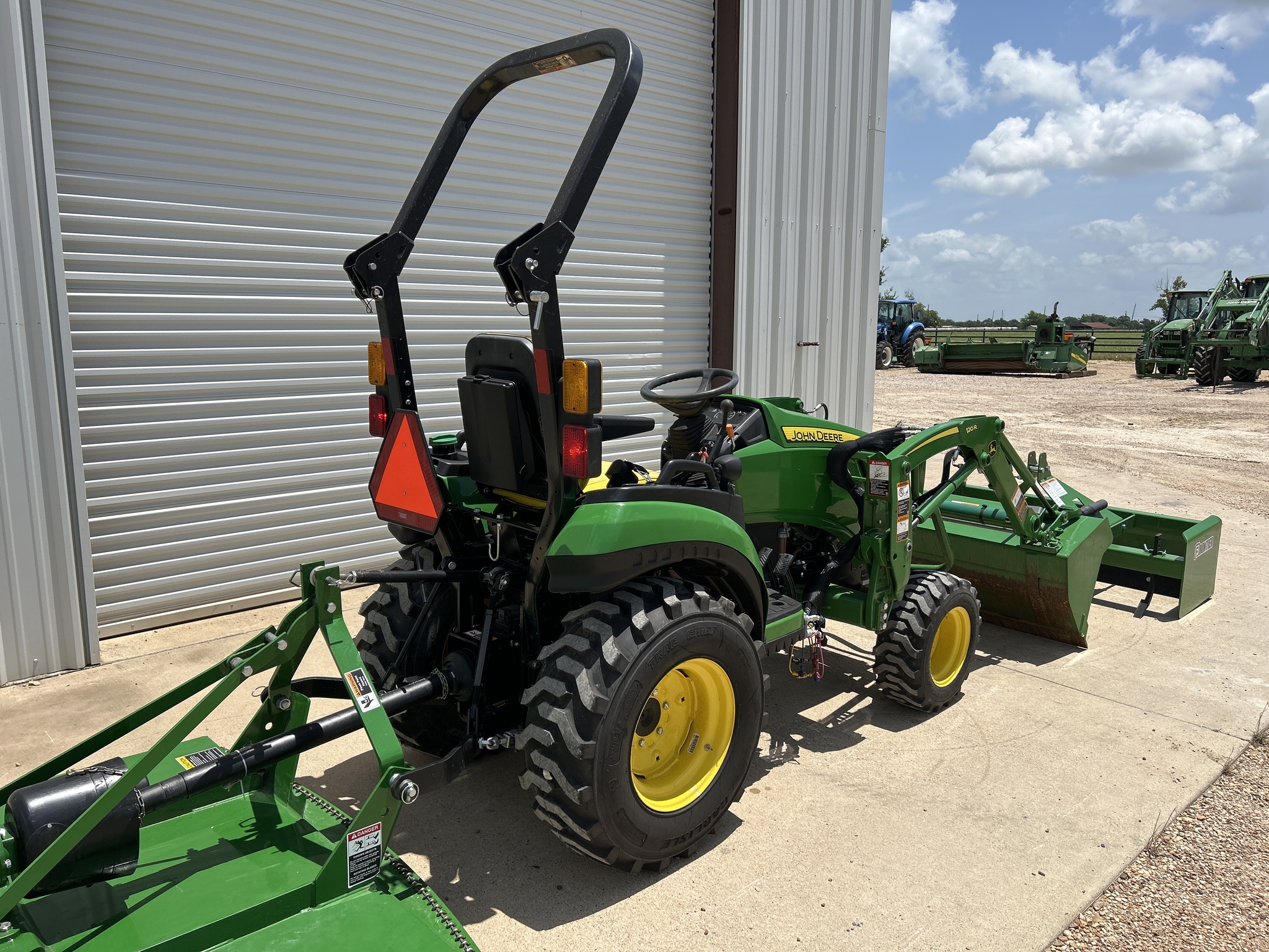 2021 John Deere 2025R Image 10