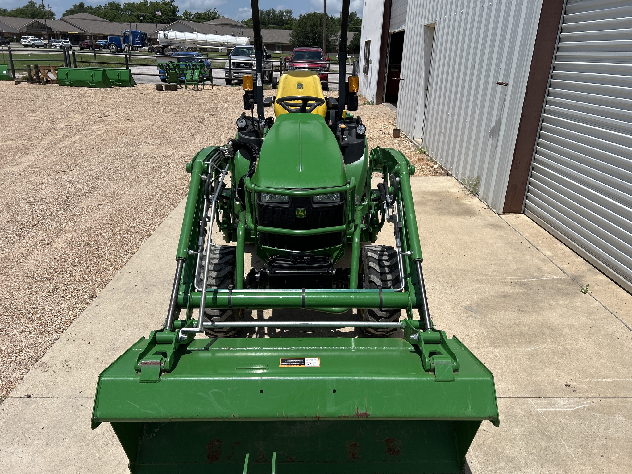 2021 John Deere 2025R Image 6