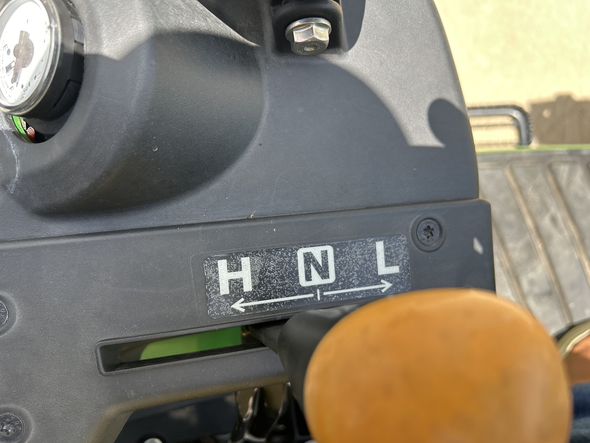2021 John Deere 2025R Image 18