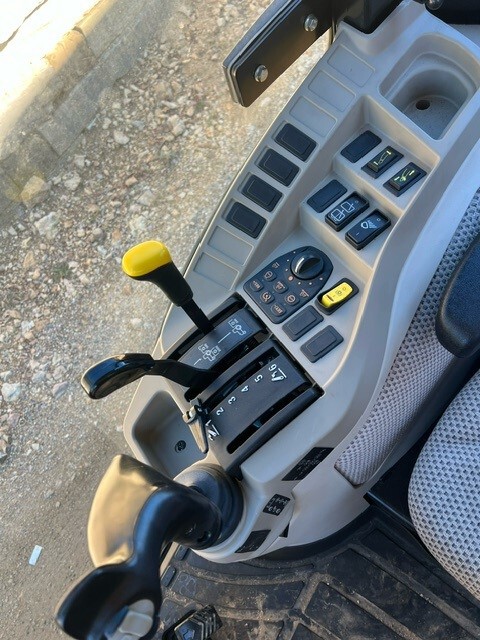 2022 John Deere 3046R Image 6