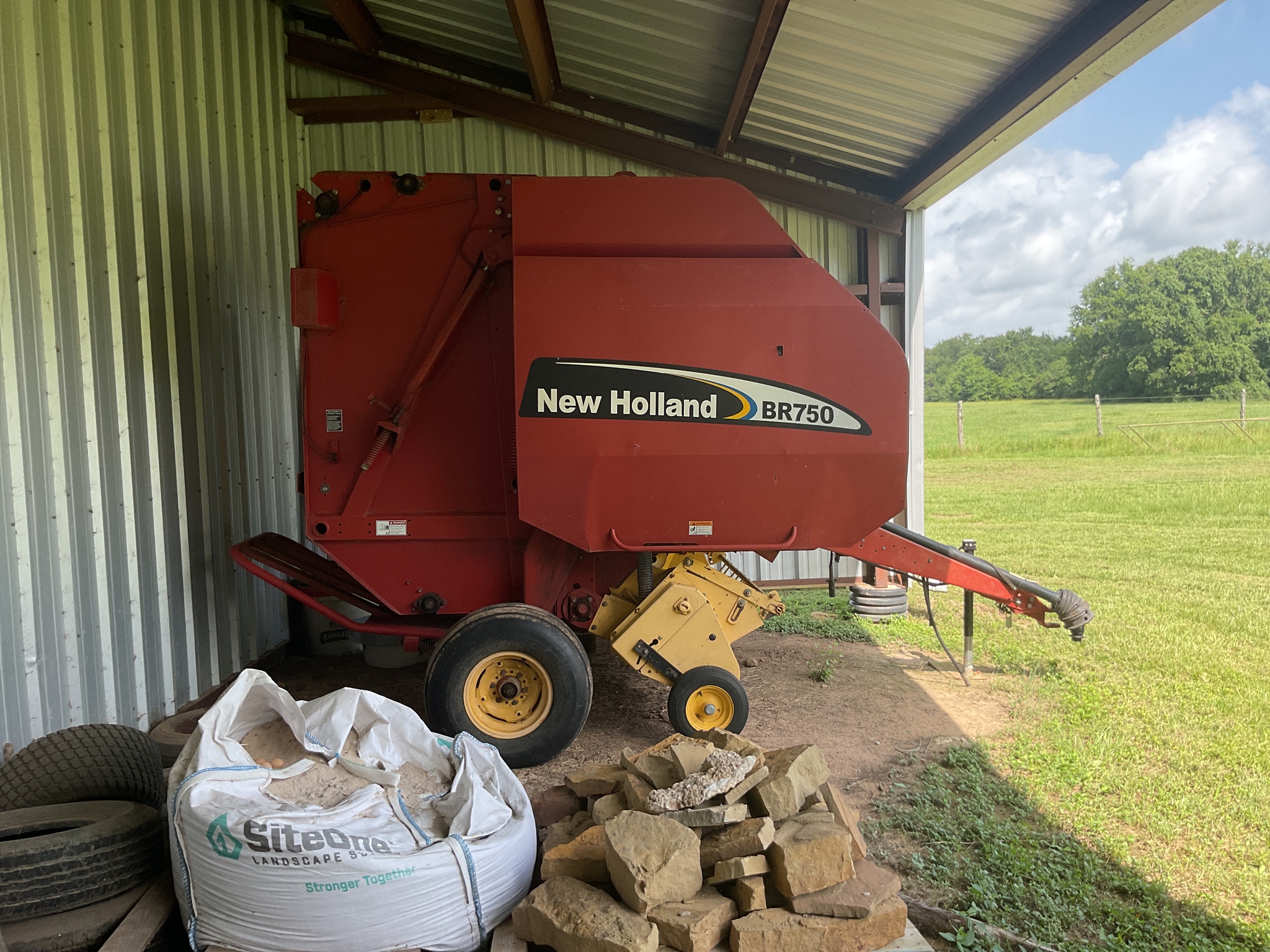 2003 New Holland BR750 Image 1