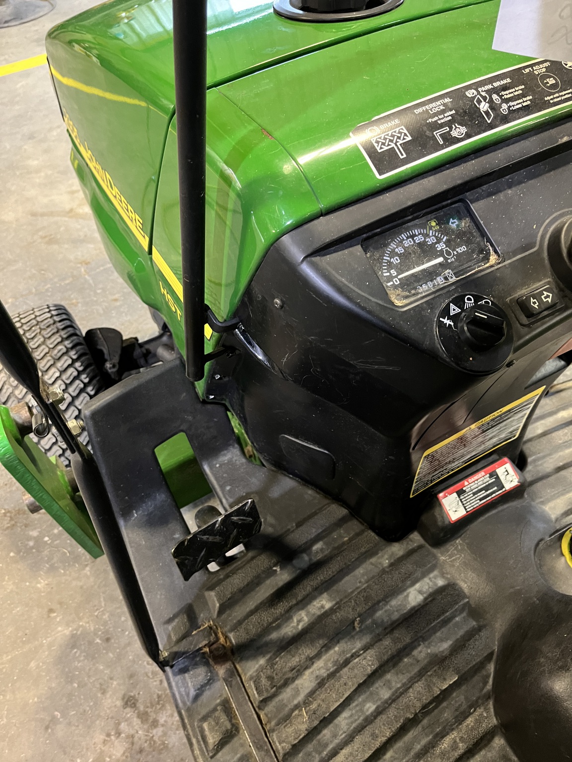 2006 John Deere 2305 Image 17