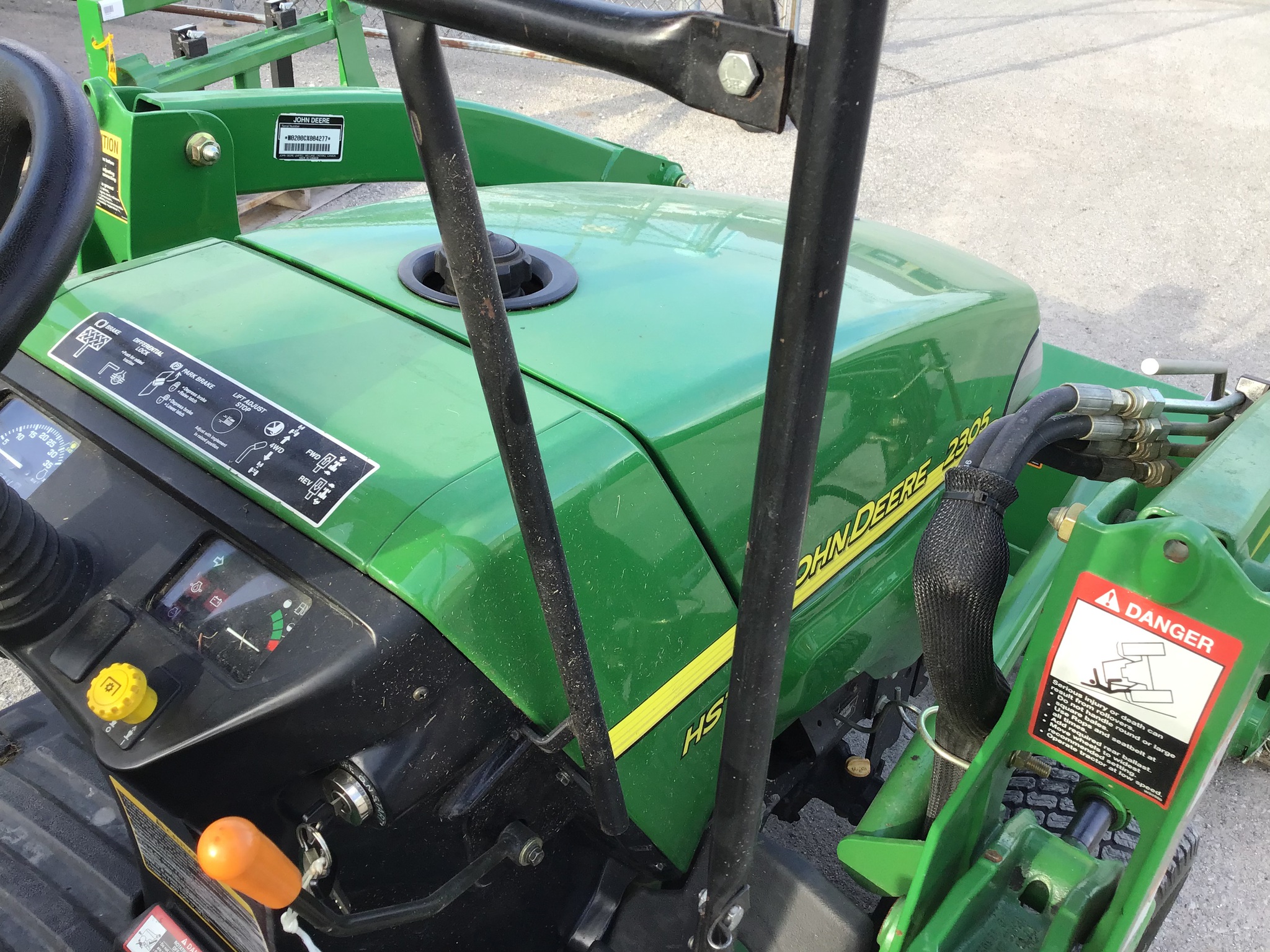 2006 John Deere 2305 Image 12