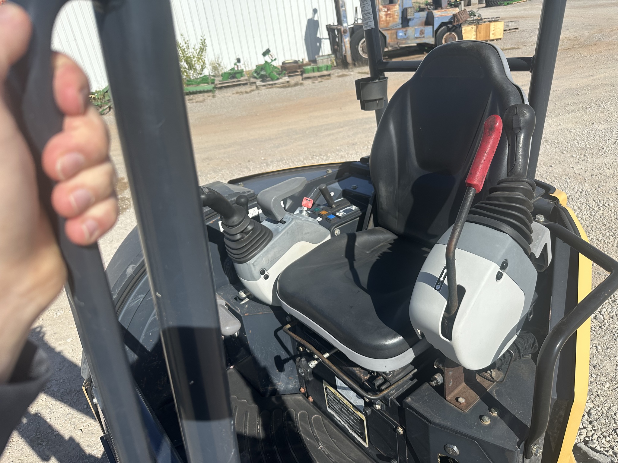 2016 John Deere 26G Image 11