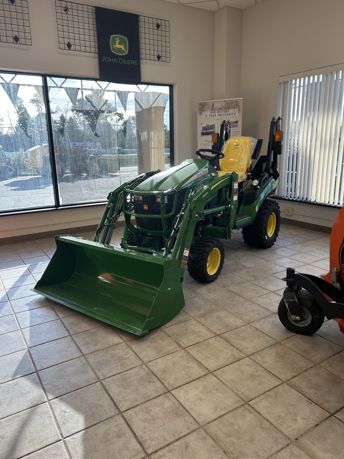 2025 John Deere 1025R Image 1