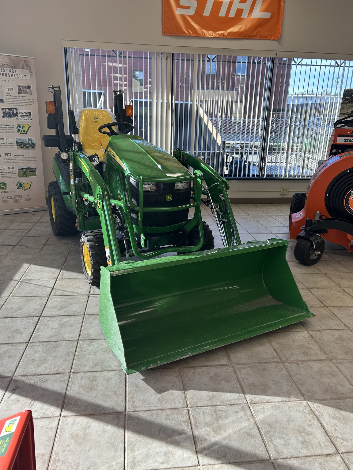 2025 John Deere 1025R Image 3