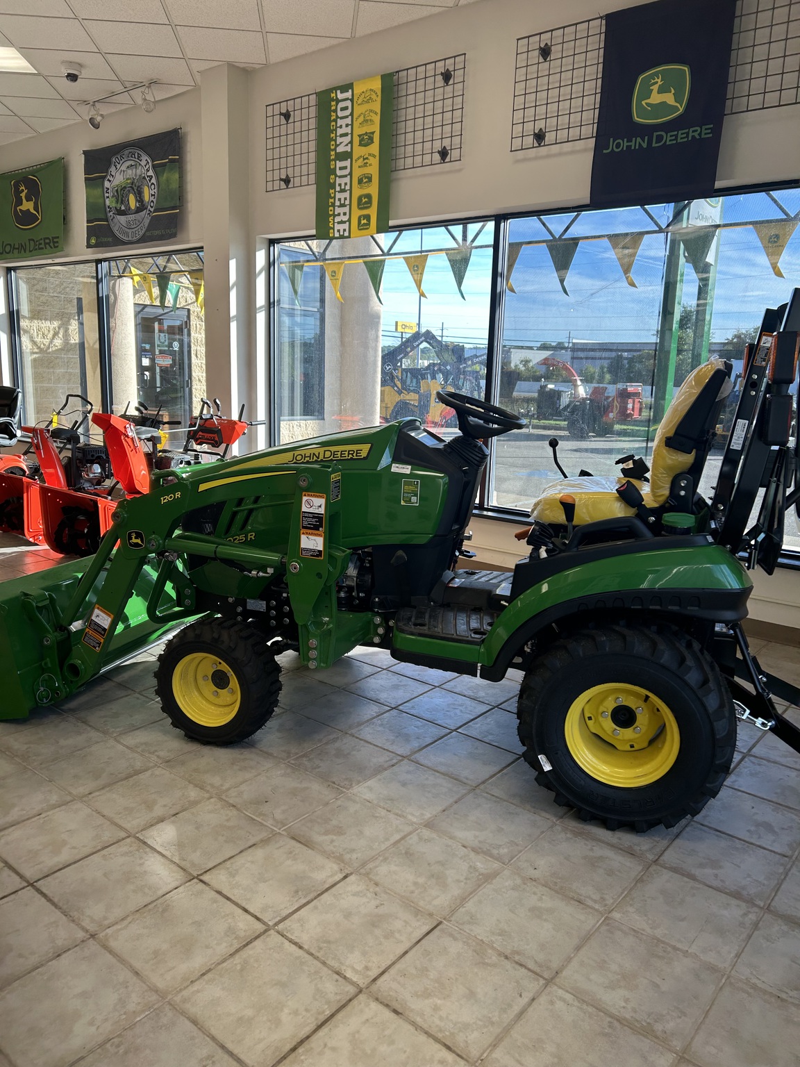 2025 John Deere 1025R Image 2