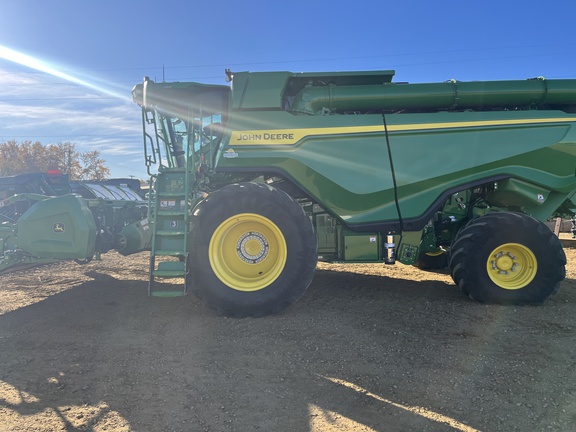 Used 2025 John Deere X9 1100 Combines at Horizon Ag & Turf in Edmonton West, AB - Photo3