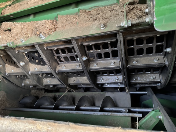 Used 2015 John Deere S680 Combines at Horizon Ag & Turf in Vermilion, AB - Photo5