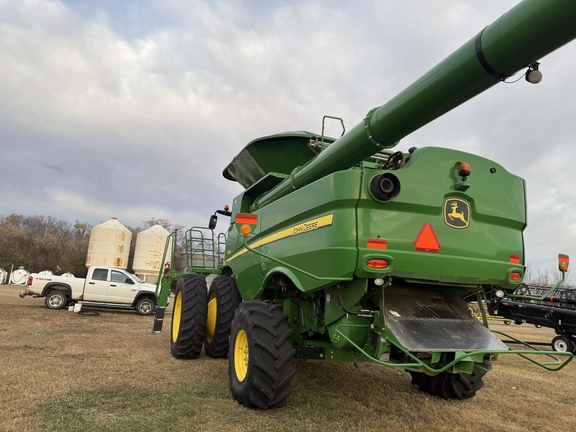 Used 2015 John Deere S680 Combines at Horizon Ag & Turf in Vermilion, AB - Photo2
