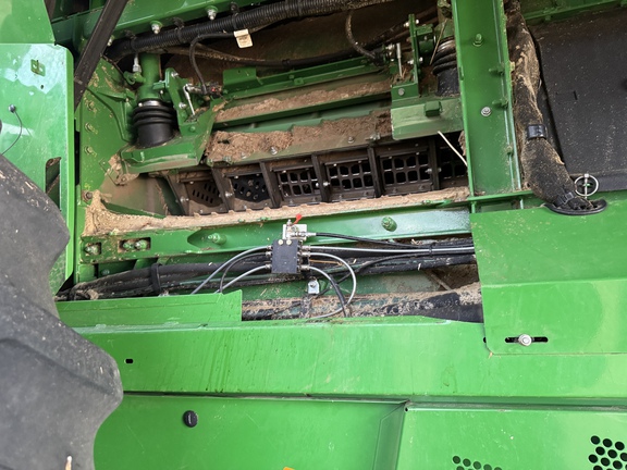 Used 2015 John Deere S680 Combines at Horizon Ag & Turf in Vermilion, AB - Photo8