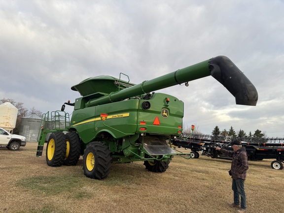 Used 2015 John Deere S680 Combines at Horizon Ag & Turf in Vermilion, AB - Photo11