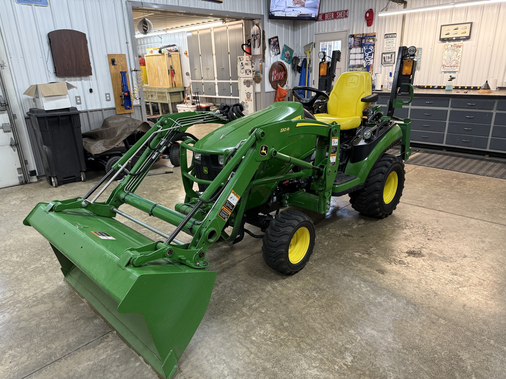 2019 John Deere 1025R Image 2