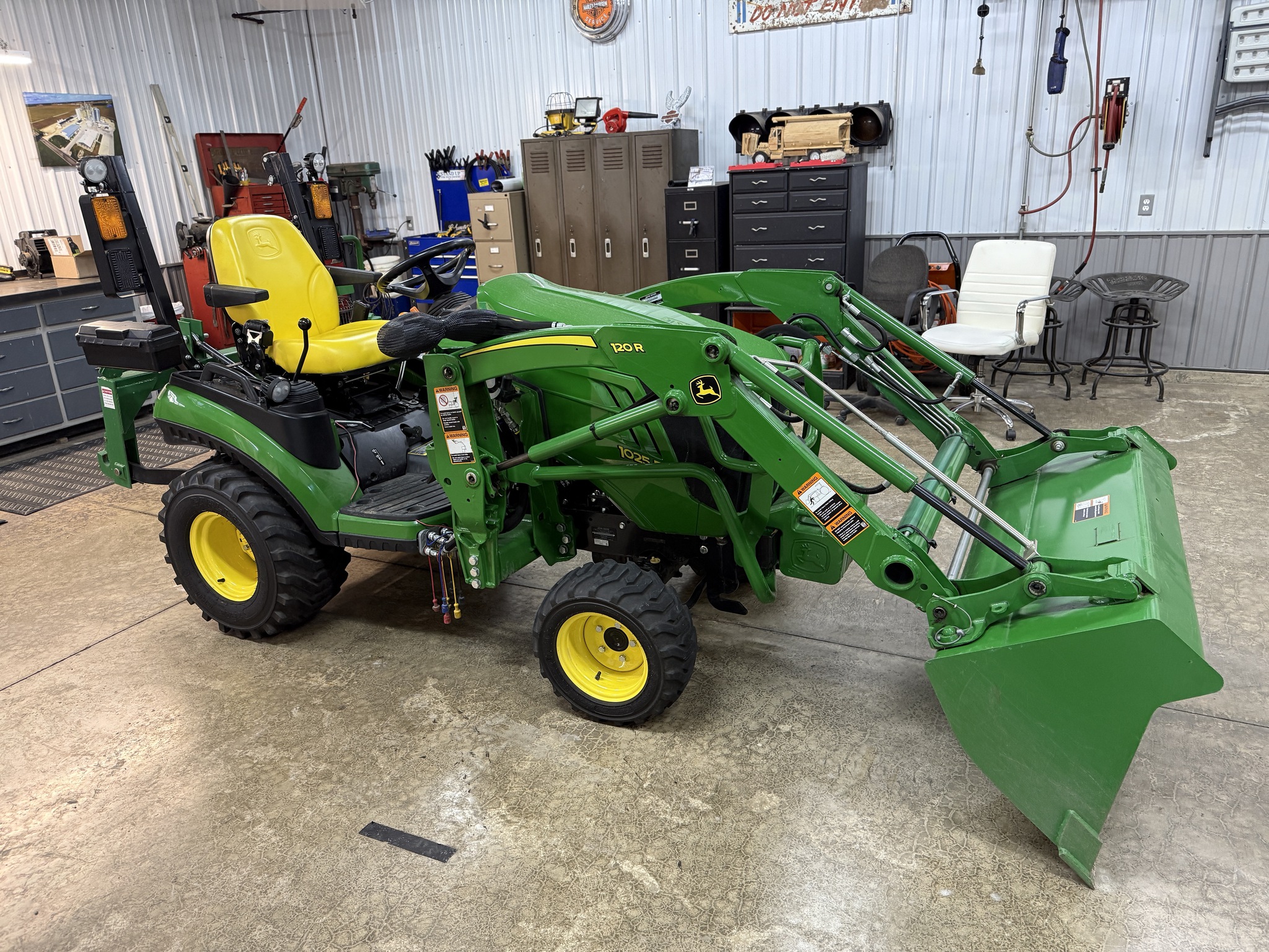 2019 John Deere 1025R Image 8