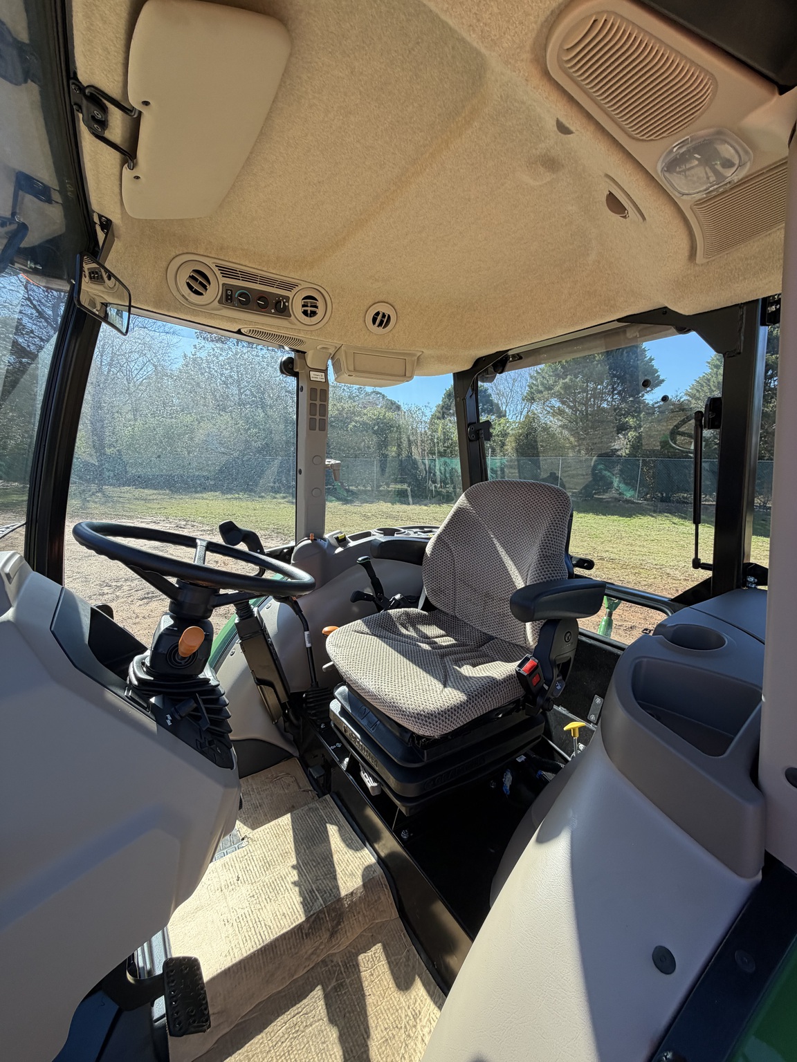 2025 John Deere 5067E Image 5