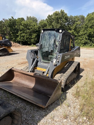 Photo of a 2023 John Deere 325G
