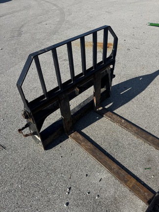  John-Deere PALLET FORKS