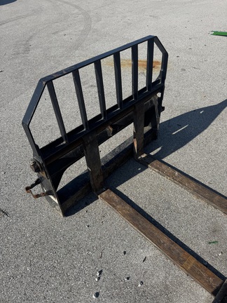  John-Deere PALLET FORKS