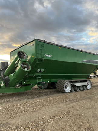 Used 2023 Brandt DXT 2500 Grain Carts at Horizon Ag & Turf in Falher, AB - Photo2