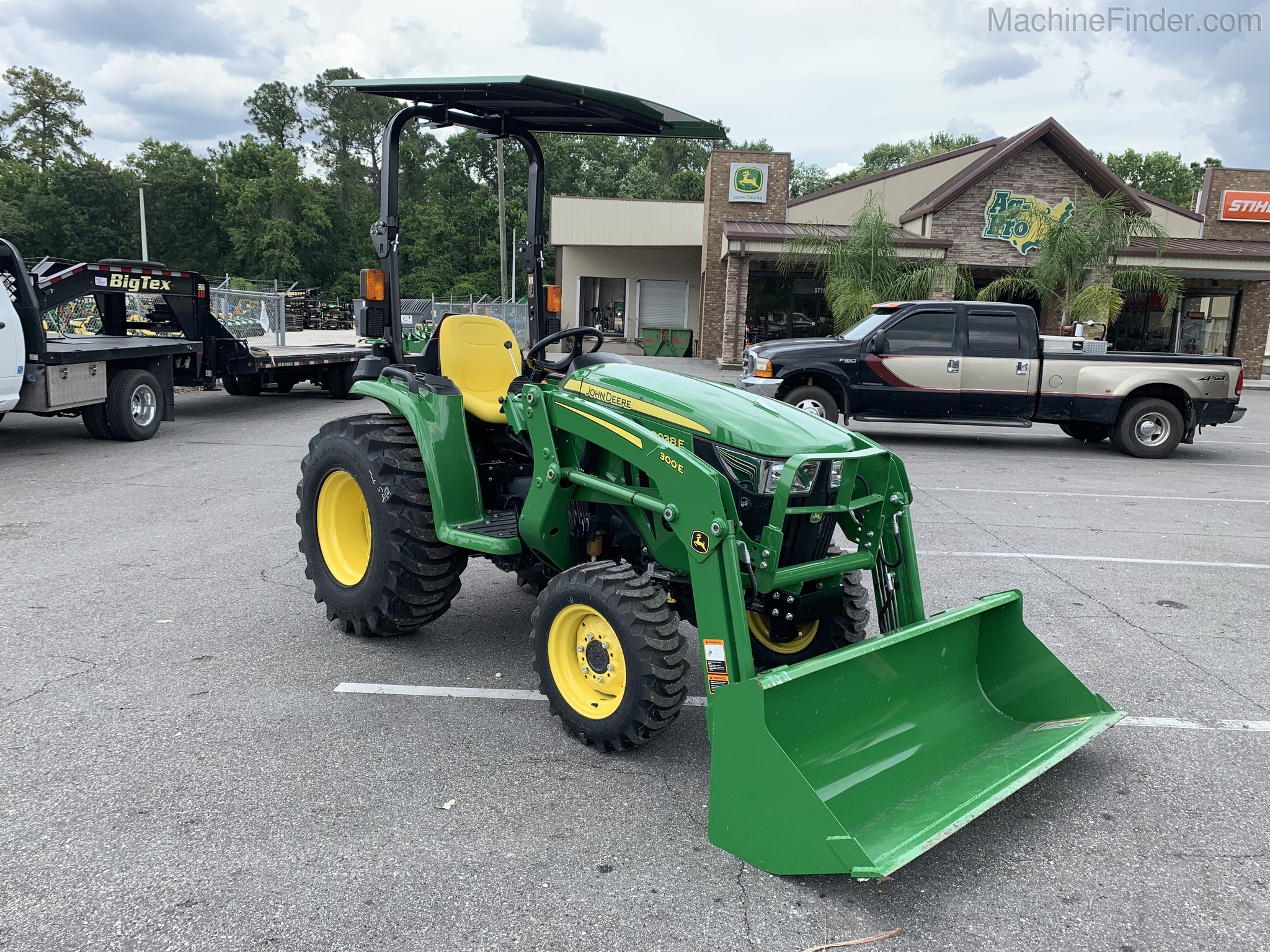 2020 John Deere 3038E Image 2