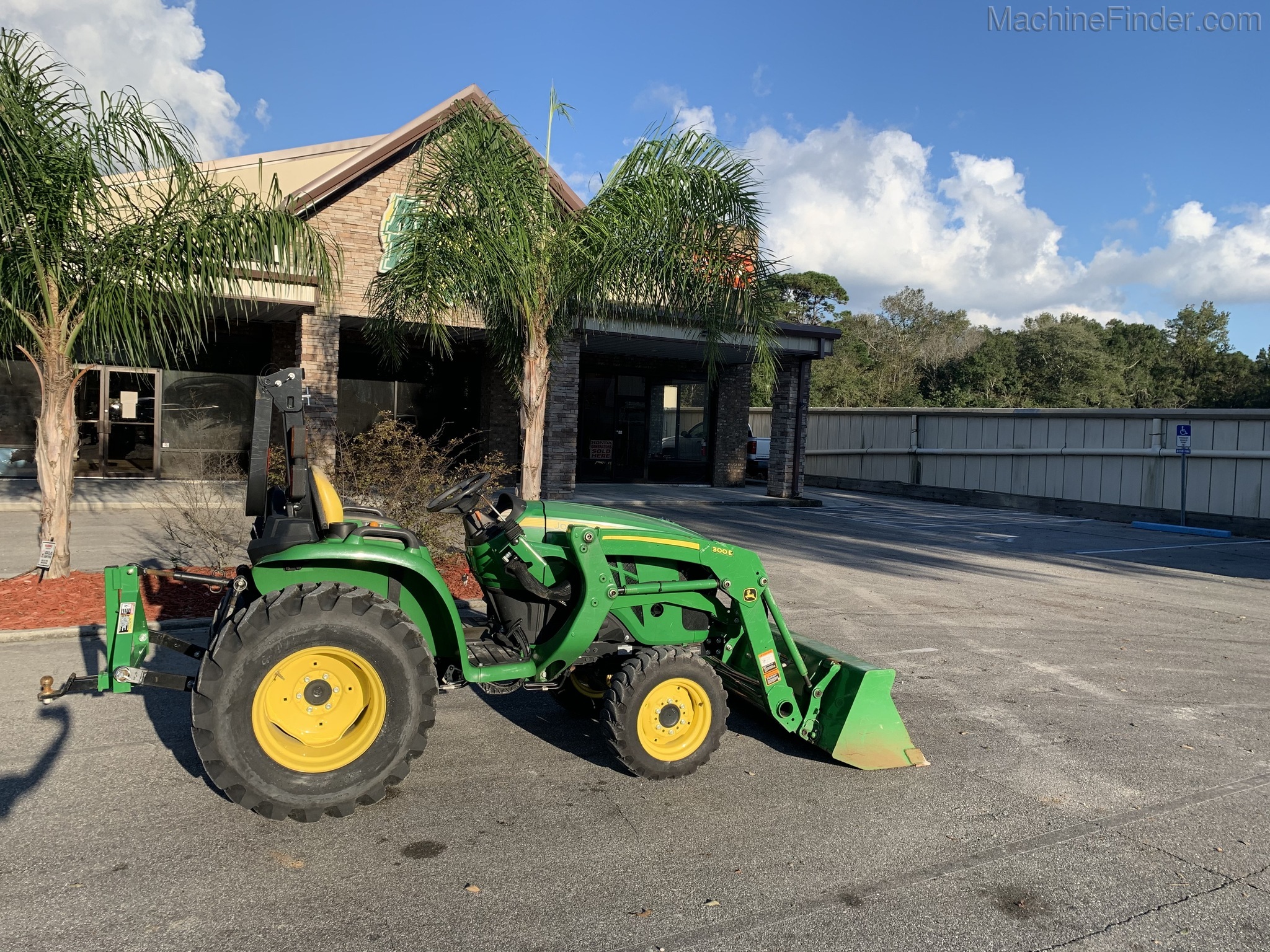 2018 John Deere 3025E Image 4