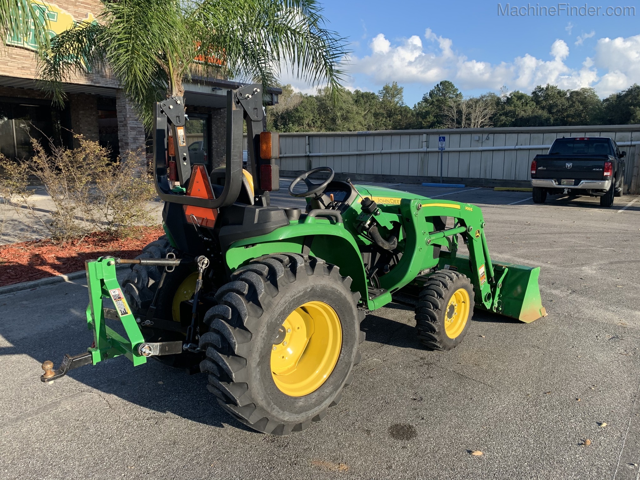 2018 John Deere 3025E Image 5
