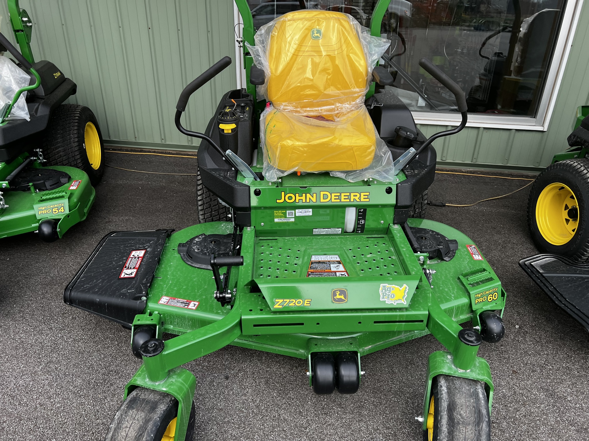 2025 John Deere Z720E Image 1